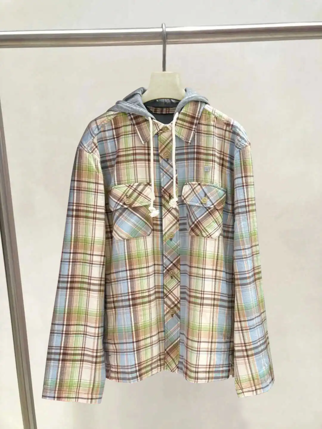 

Новинка: Женская укороченная куртка-рубашка в клетку с капюшоном, свободного кроя, в стиле кэжуал, с цветовыми блоками, для осени и зимы.