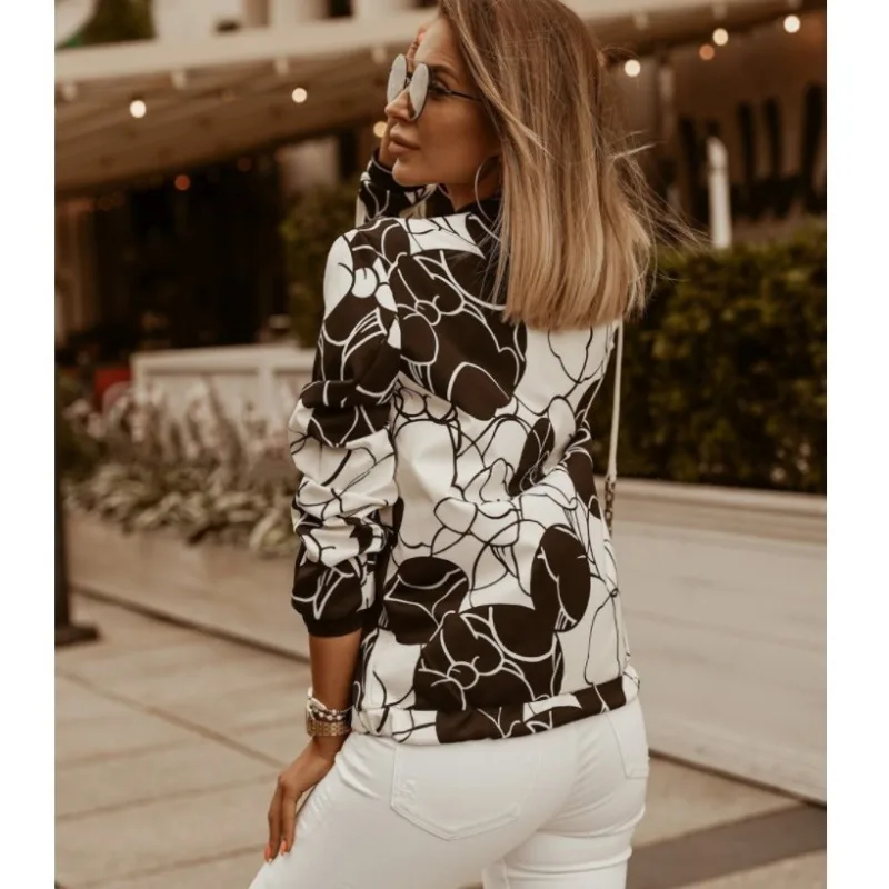 Nowa kolekcja jesień-zima 2025: dopasowana, krótka kurtka z długim rękawem i nadrukiem, płaszczyk damski.