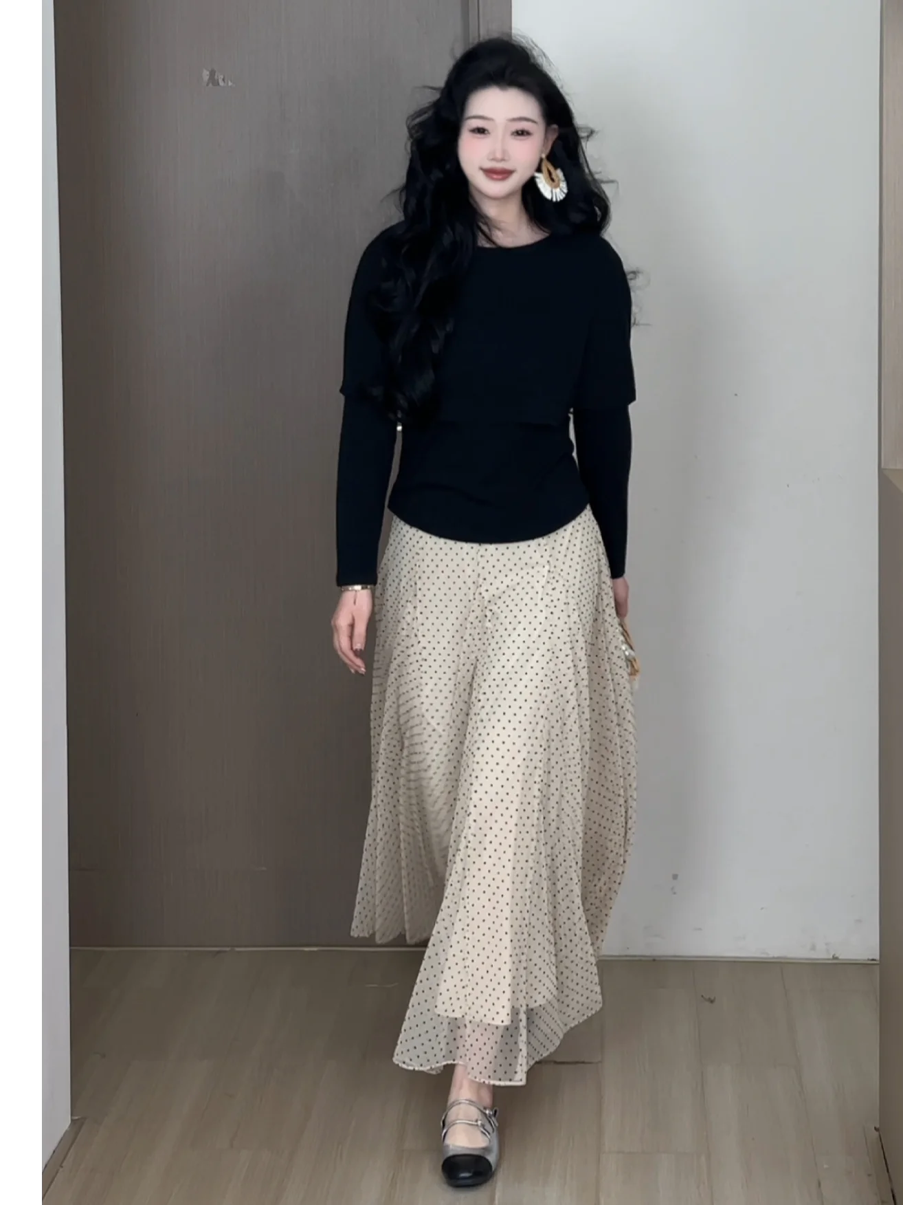 

Элегантный комплект для женщин больших размеров: топ с длинным рукавом и юбка в горошек, весна 2026