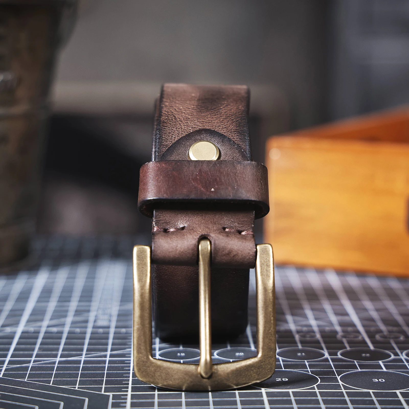 S.WORKER Klassischer dicker Herrengürtel aus echtem Leder, Messing-Dornschließe, vollnarbiges Rindsleder, Vintage-Freizeitgürtel für Jeans, mit Geschenkbox – Detail 12