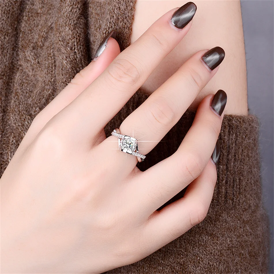 Tbestone 0.5/1ct Side Hollow Heart Moissanite Diamond S925 Sterling Silver Sparkling Personalized Ring Women Brand Fine Jewelry