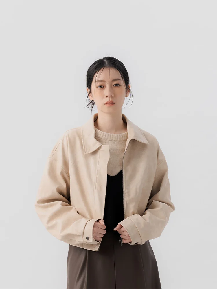 جاكيت جلد صناعي نسائي من QUEENOP لموسم الخريف والشتاء، بتصميم مطفأ اللمعة، دافئ ومناسب للتنقل، بقصة أنيقة وياقة واقفة.