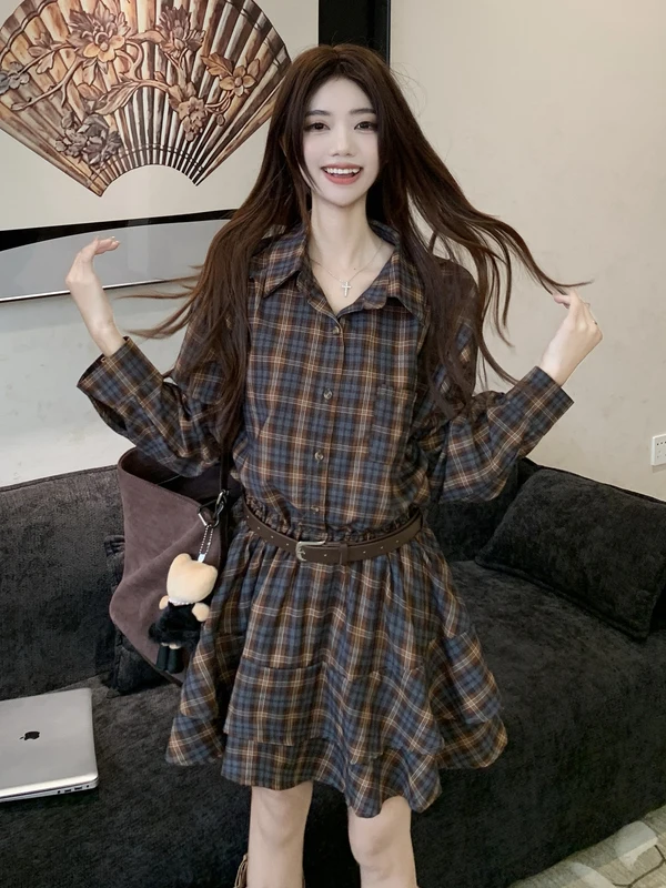 

Комплект женской модной одежды больших размеров: вязаный свитер с длинным рукавом и воротником в винтажную клетку, и брюки с высокой талией.