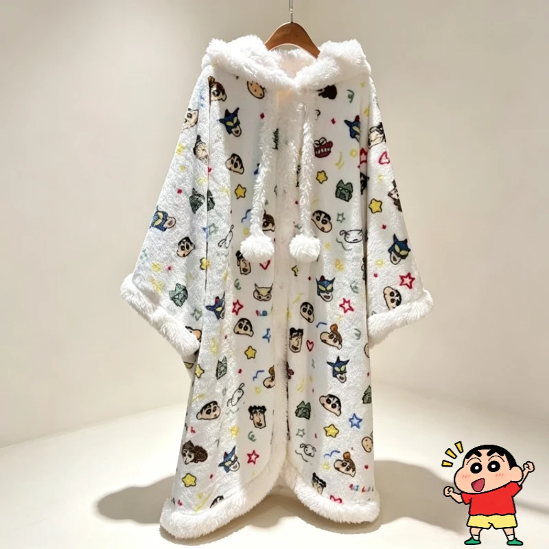 Warm Winter Clothing - クレヨンしんちゃんのキャラクターが描かれた、コーラルフリース素材のフード付きバスローブ。かわいいデザインで、秋や冬に暖かく着用できるルームウェア。アニメグッズの卸売。
