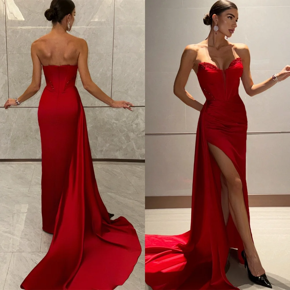 Maßgeschneiderte Temperament-Satin-Abendkleider, modische, trägerlose, ärmellose Heimkehrkleider, glitzernde Hofschleppe-Partykleider