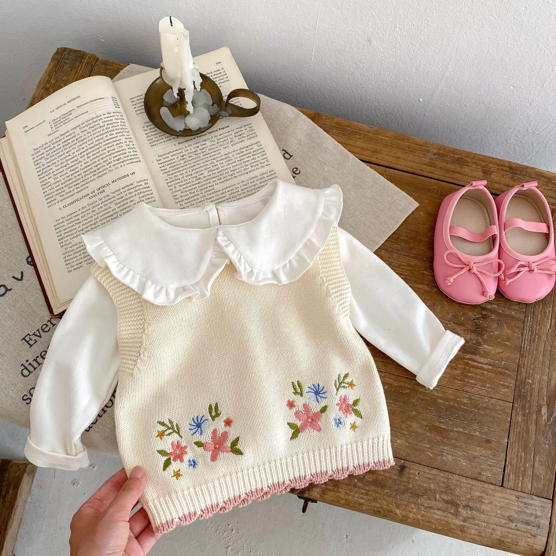 INS Spring and Autumn New Baby Girl Baby Fashion Versatile Cute Embroidered Round Neck Pullover Vest Cotton Knitted Sweater