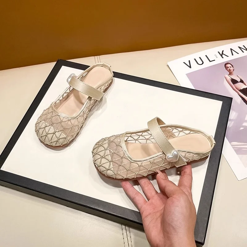 أحذية أطفال مسطحة صيفية جديدة للفتيات شباشب برأس مستدير أحذية شبكية قابلة للتنفس مع صنادل مضادة للانزلاق أحذية فردية