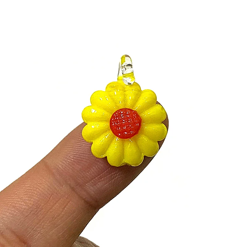 2pcs Lovely Little Daisy Charm Glass Pendant Colorful Mini Flower Ornament for DIY Craft Supplies Holiday Party Gifts to Friends