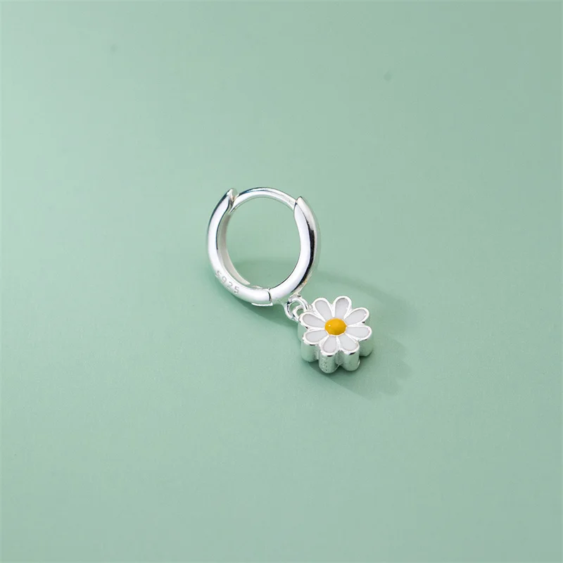 Women's Minimalist Daisy Drop Earrings