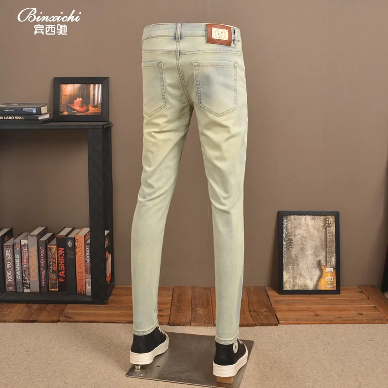 2025年夏 レトロライトカラージーンズ メンズ、ライトラグジュアリーでトレンディ、伸縮性がありスリム、小足、ヴィンテージカジュアルメンズパンツ