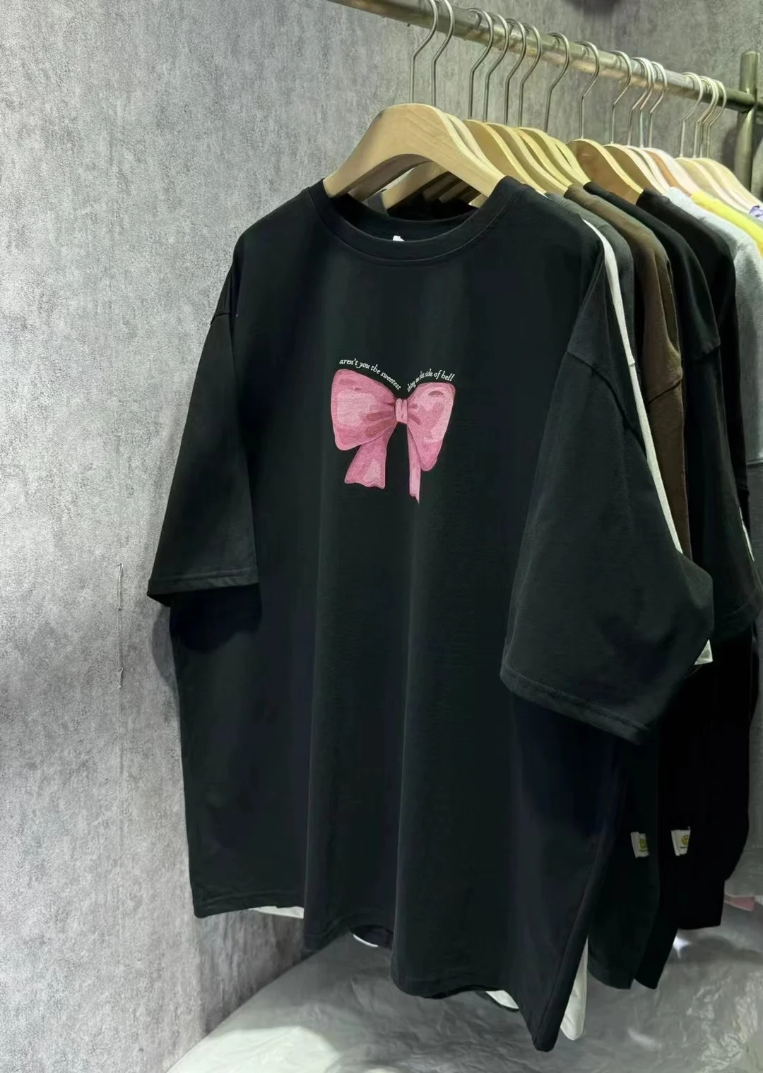 

Женская повседневная футболка больших размеров с круглым вырезом и коротким рукавом, розовая, с бантом, в американском стиле, весна-лето, новинка, свободный крой, приталенная.