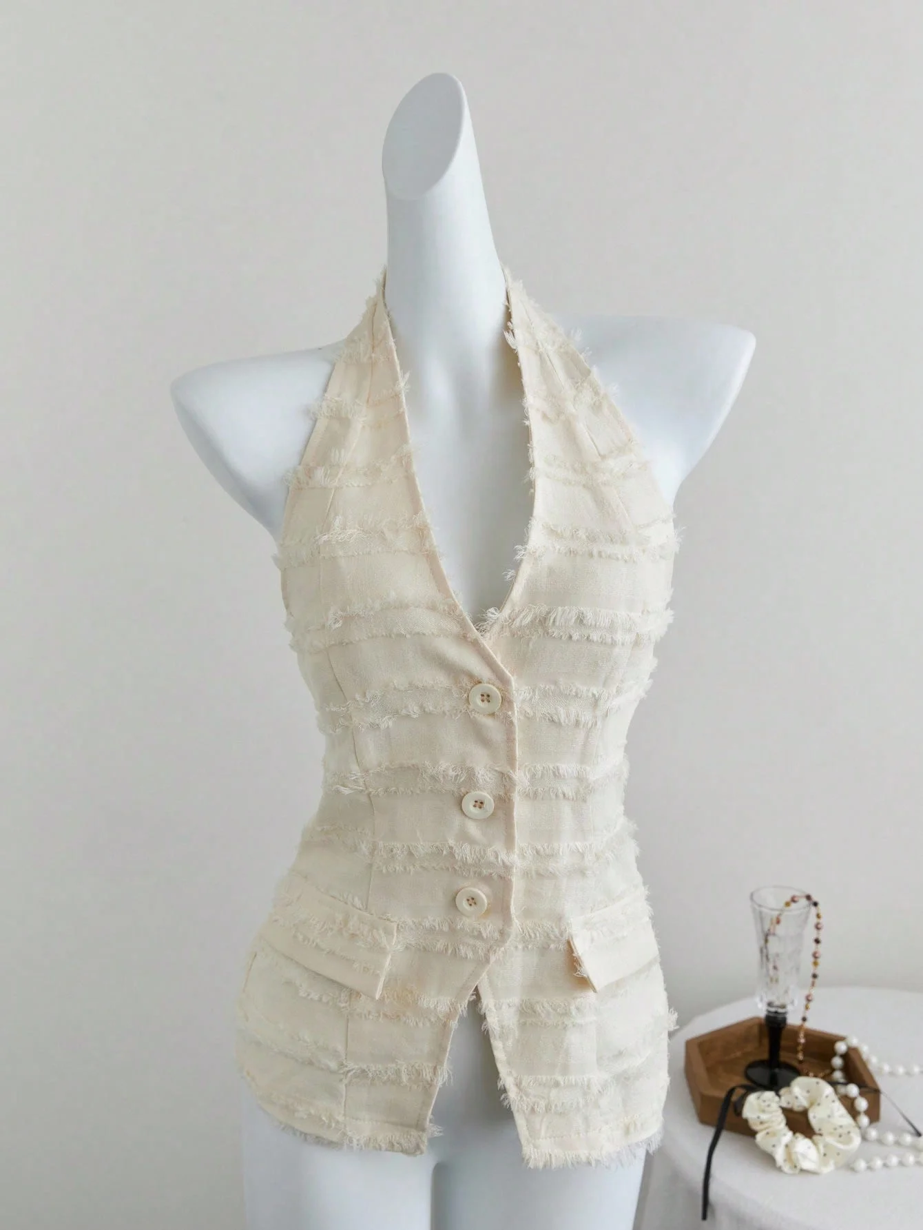 

Элегантный жилет-жакет без рукавов с V-образным вырезом, в твидовом стиле, с бахромой и утяжкой на талии