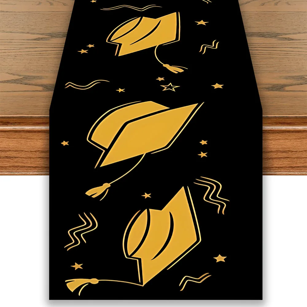 1 Stück Abschlussfeier-Tischläufer Schwarz-Gold mit Doktorhut-Aufdruck Tischdecke aus Polyestergewebe für Abschlussfeier-Dekoration