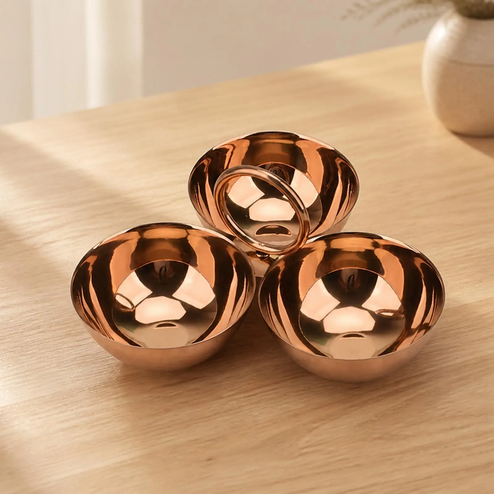 Three-Compartment Fruit Bowl Smooth Edges Three-Section Snack Bowl with Central Handle 3-Compartment Stainless Steel Snack Tray