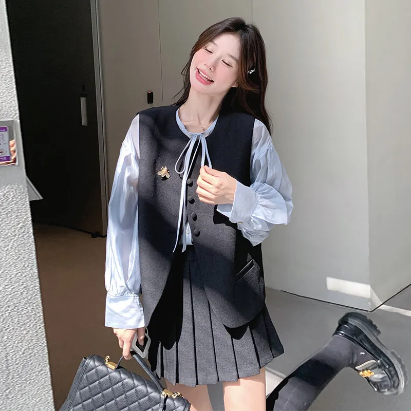 

Весенний женский комплект 2026: топ, жилет и плиссированная юбка. Повседневная спортивная одежда в корейском стиле. Новая весенняя коллекция онлайн и в магазинах.