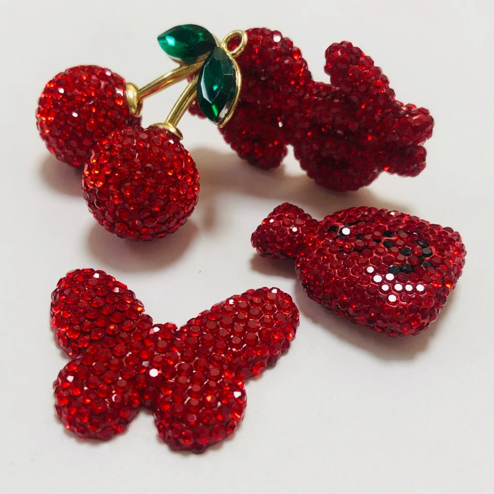 2 pezzi Felice Anno Nuovo Bling Rosso Pieno di Strass Cherry Dollaro Segno Sacchetto di Soldi Pendenti e Ciondoli Farfalla Artigianato Fai Da Te Spazzatura Cassa Del Telefono Decor