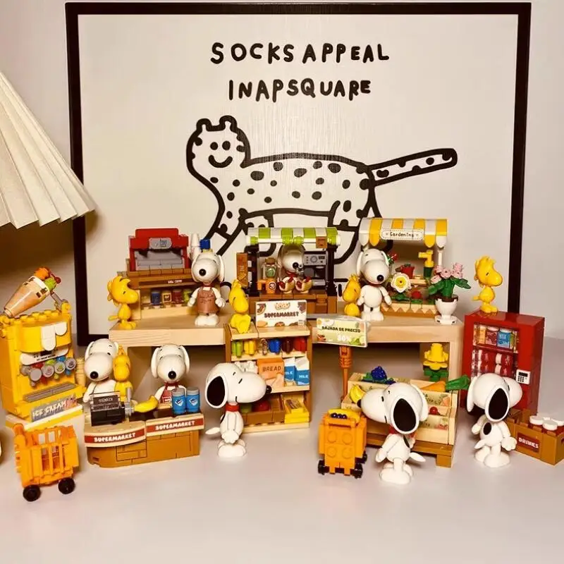 Figurine de boîte aveugle Snoopy, dessin animé Kawaii, café, vue sur la rue, blocs de construction, ornements de guérison émotionnelle, cadeau
