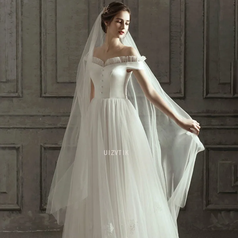 فستان زفاف أبيض بكتف واحد فستان زفاف خفيف للنساء بسيط ونحيف هيبورن ضمادة الرياح تنورة منفوشة فستان رسمي لؤلؤي أنيق للنساء