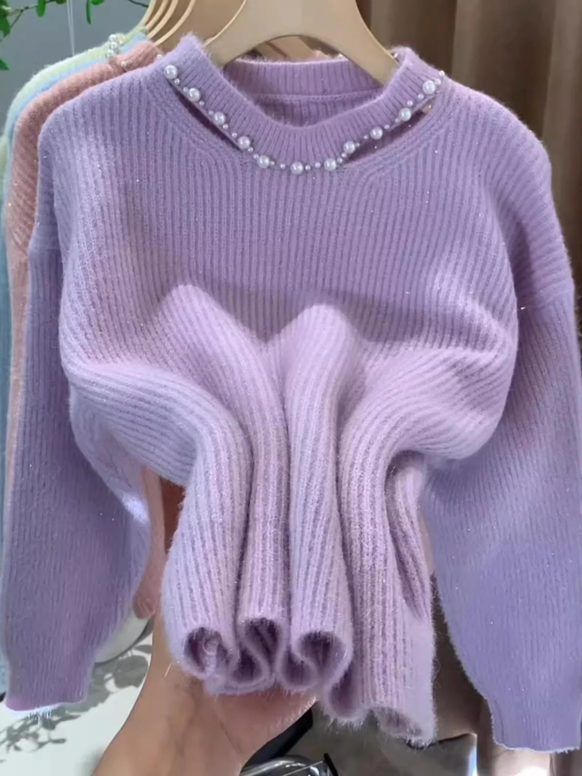 女性のファッショナブルなヴィンテージ風ビーズ付き中空ロングスリーブセーター秋冬シーズン万能エイジレストップ