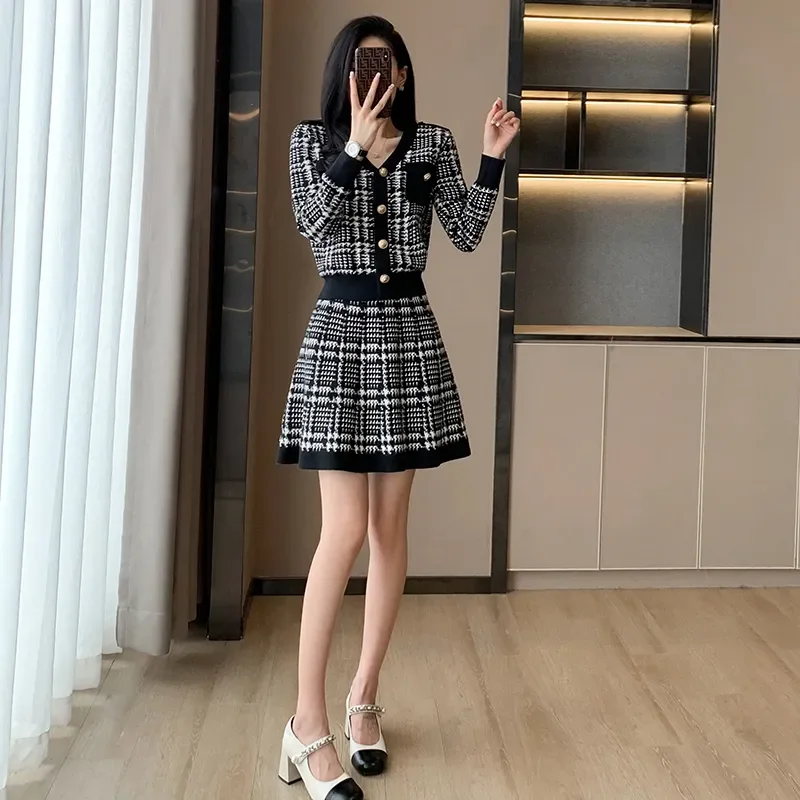 ชุดเซ็ตสองชิ้นลายสก็อตสไตล์ฤดูใบไม้ร่วงฤดูหนาว เสื้อผ้าแฟชั่นผู้หญิง กระดุมติด คอวี แขนยาว เสื้อไหมพรม กระโปรงทรงเอ