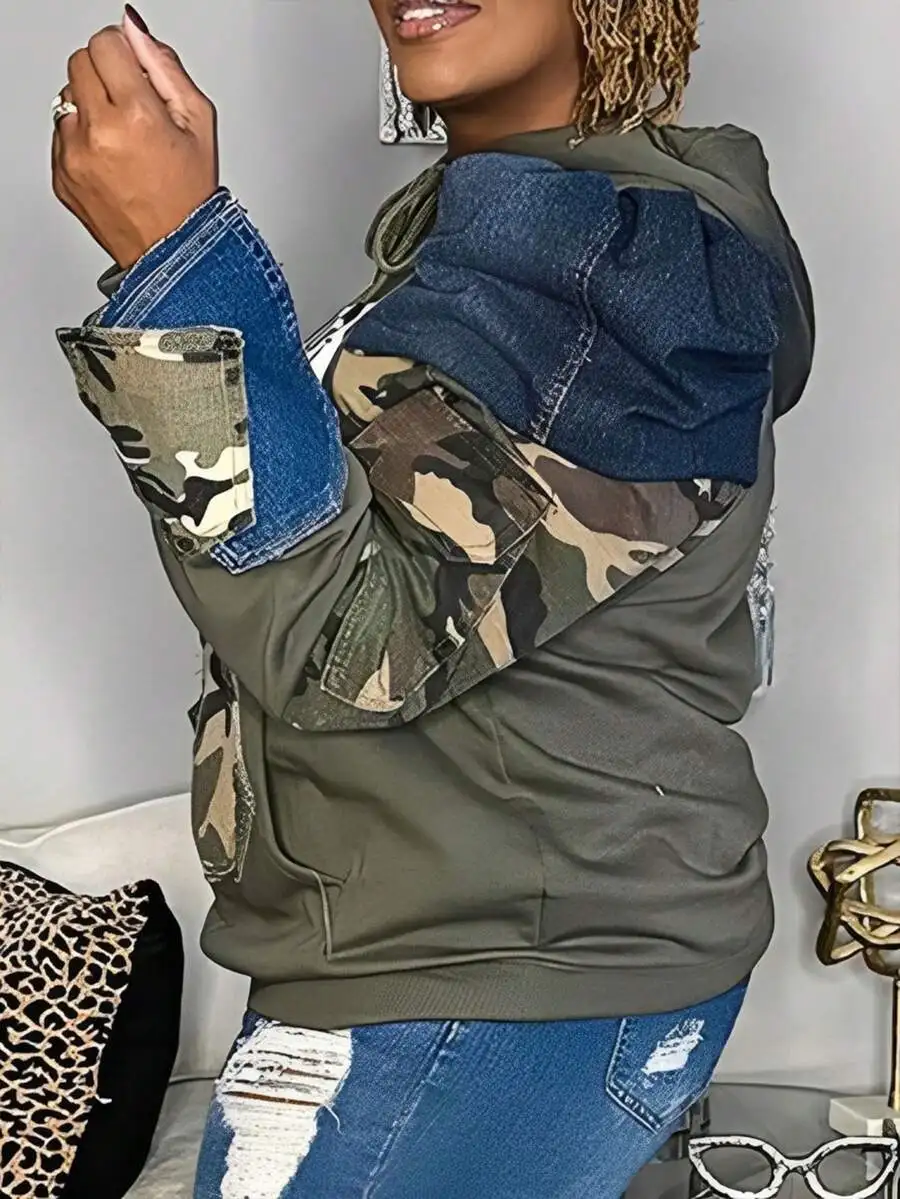 Sudadera con capucha verde oliva con estampado de camuflaje, hombros abullonados, capucha con cordón y bolsillo canguro