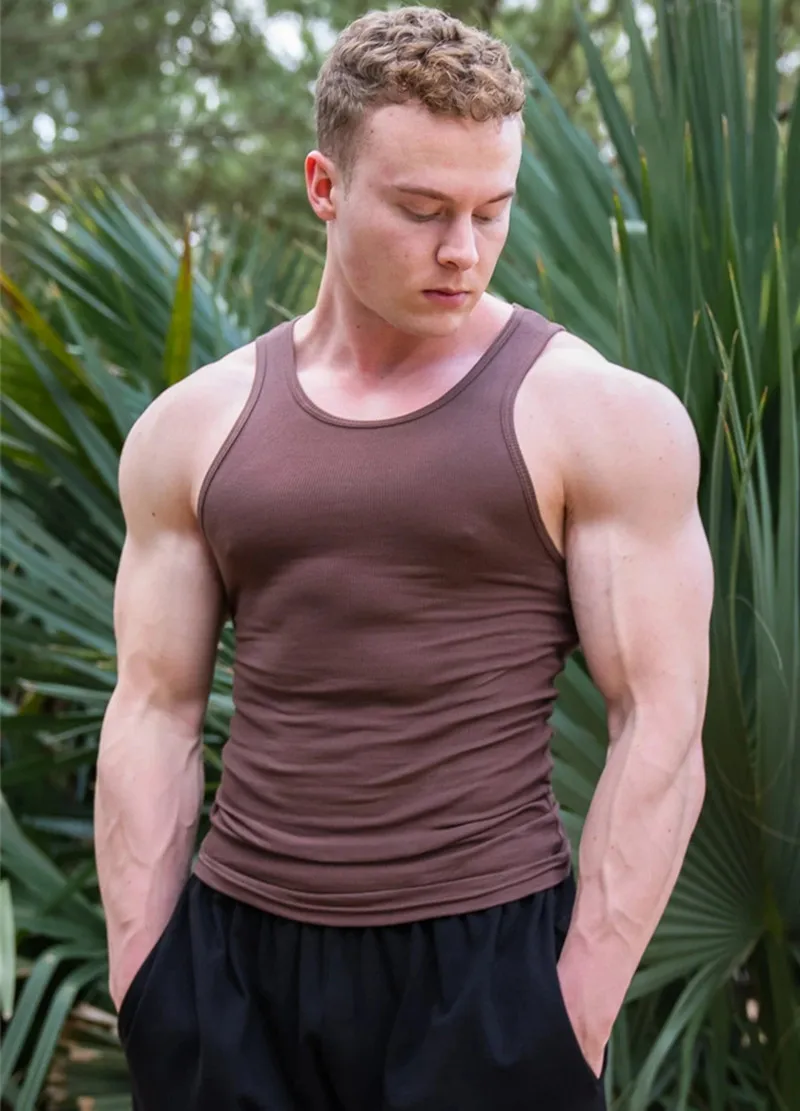 

2026 Американский летний вязаный ледяной шелк в рубчик для фитнеса, спорта и отдыха, тонкий мужской жилет, мужской однотонный жилет без рукавов с I-образной спинкой