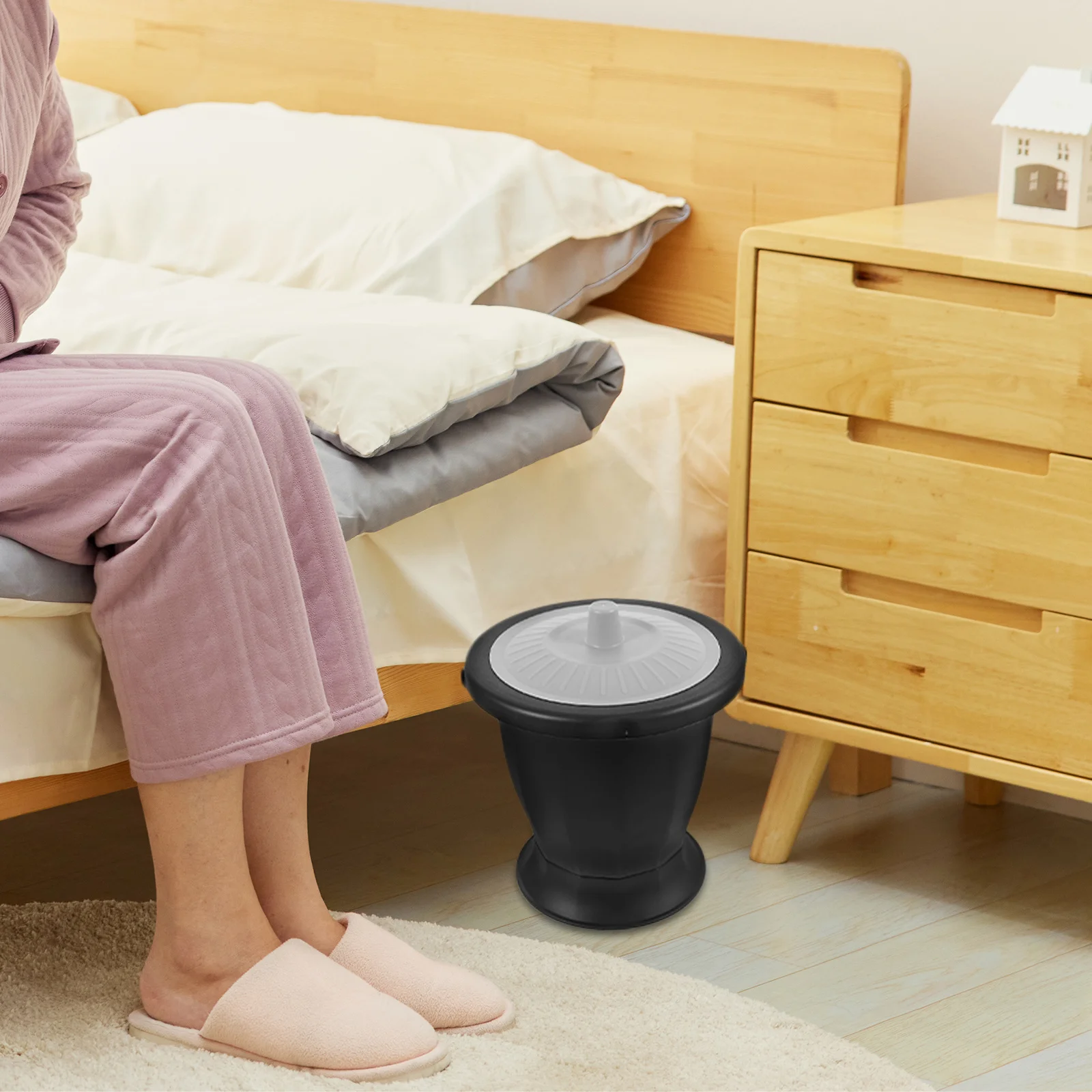

Portable Adult Toilet Spittoon Stool Grey Lid Urine Pot Elderly Pregnant Bedroom Travel Plastic Chamber Pot