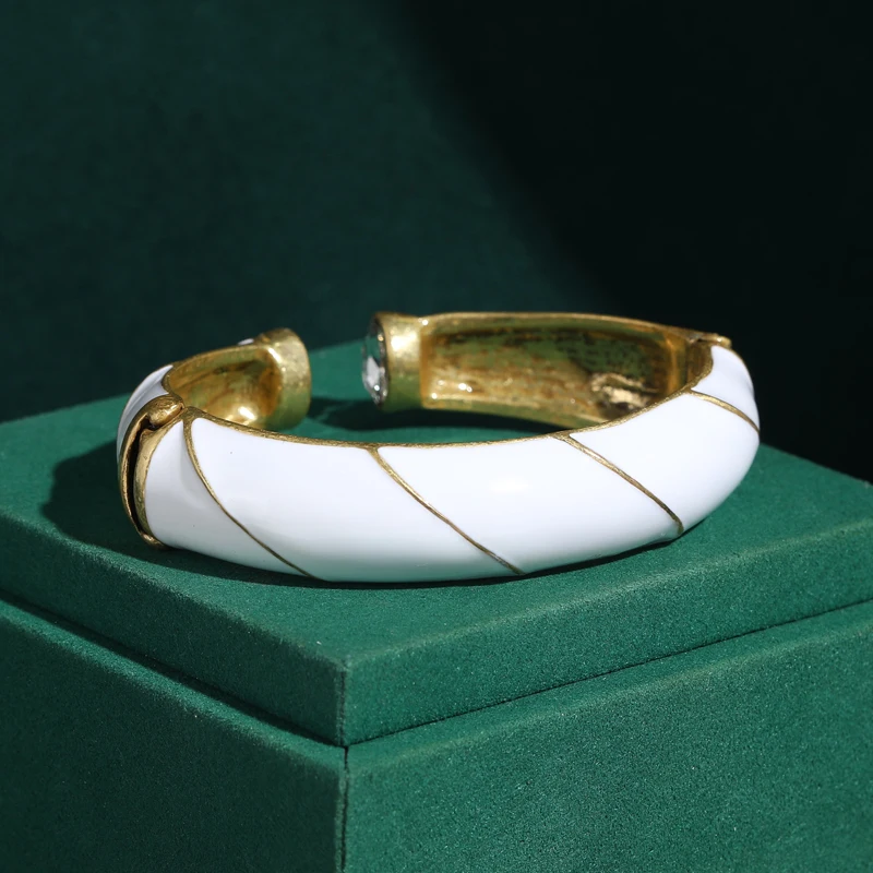 

Vintage White Cuff Bangle Bracelets For Women Luxury Designer Gold Color Open Bracelet Girls Accessories Weeding 2026 New