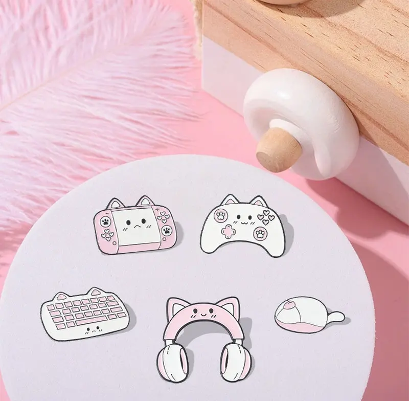 Pins Custom Mouse e tastiera Console di gioco Cute Cat spilla distintivo con risvolto divertente regalo di gioielli in cartone animato per amico gatto tastiera smalto