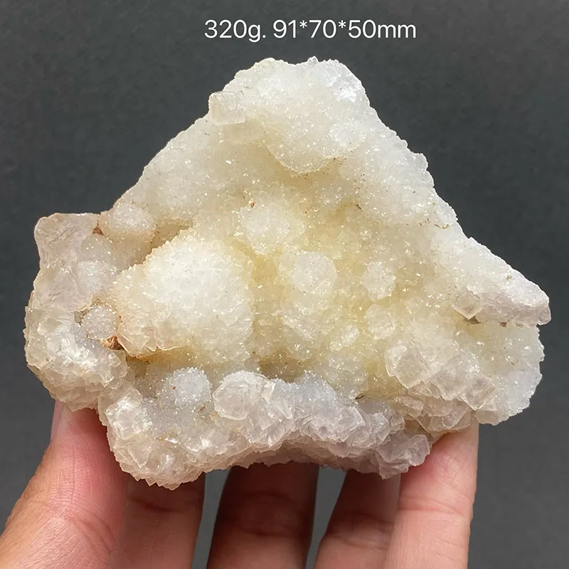 

100% натуральная поверхность хрустального кластера белого кристалла покрыта фосфоресцентными минеральными бусинами.