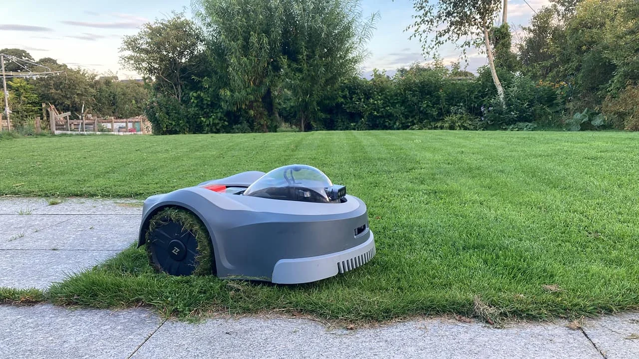 Industrial Wireless Remote Control Electric Lawn Mower Robot Self-Propelled and Cordless for 6000 Square Meters Mowing Area