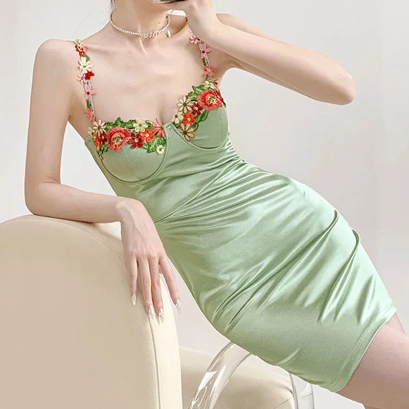 

Guiyun American Hot Girl Green Flower Embroidered Strap Dress Women's Summer Dopamine Waist slimming A-line Dress