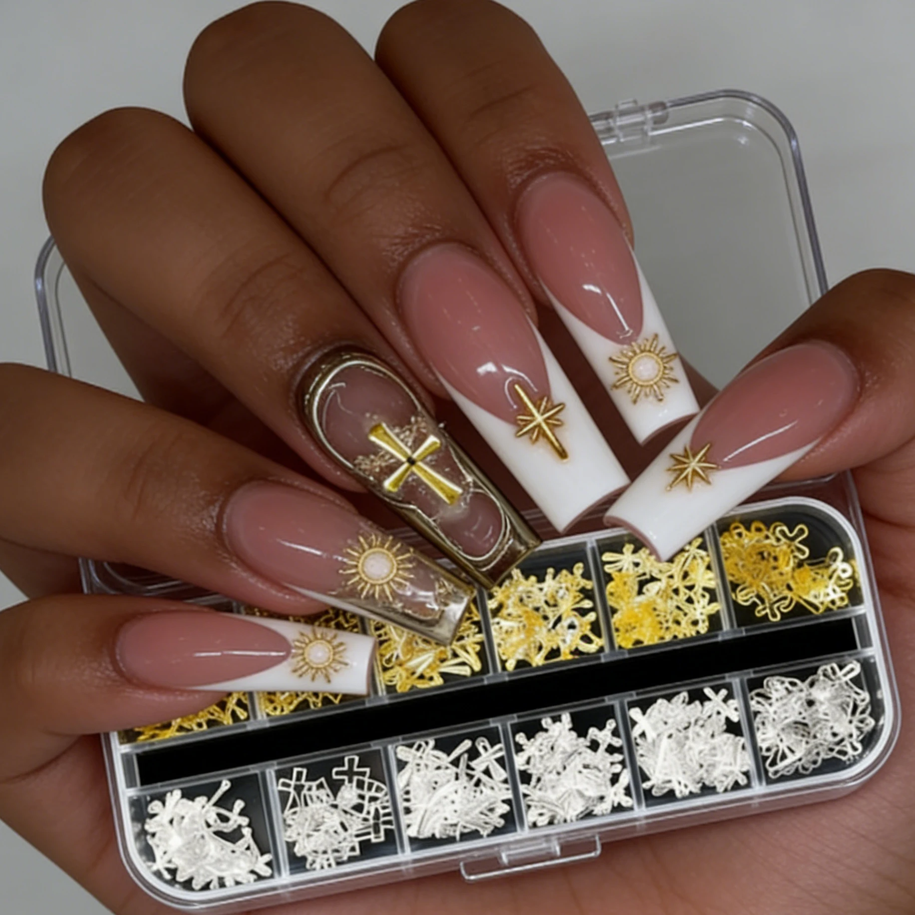 Caja de 12 rejillas con remaches metálicos mixtos Y2K para decoración de uñas, estrellas y cruces en oro y plata, dijes vintage chic para uñas, accesorios de manicura de aleación con forma de cruz