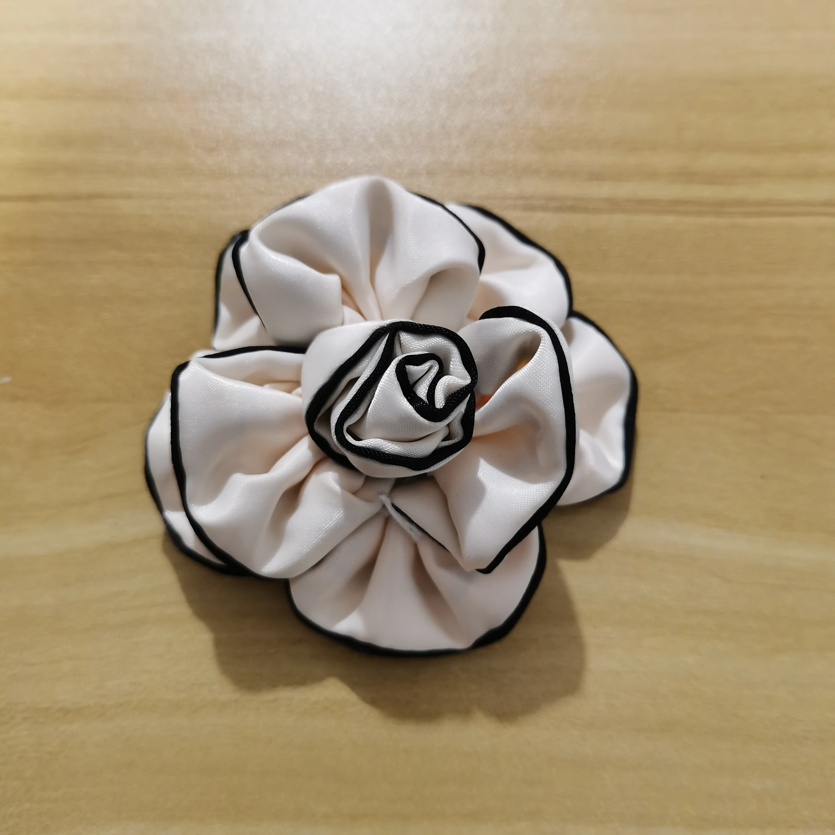 Luxury Black White Fabric Camellia Flower Brooches for Woman Cloth Rose Brooch Pins Dress Shirt Fashion Accessories Dropship