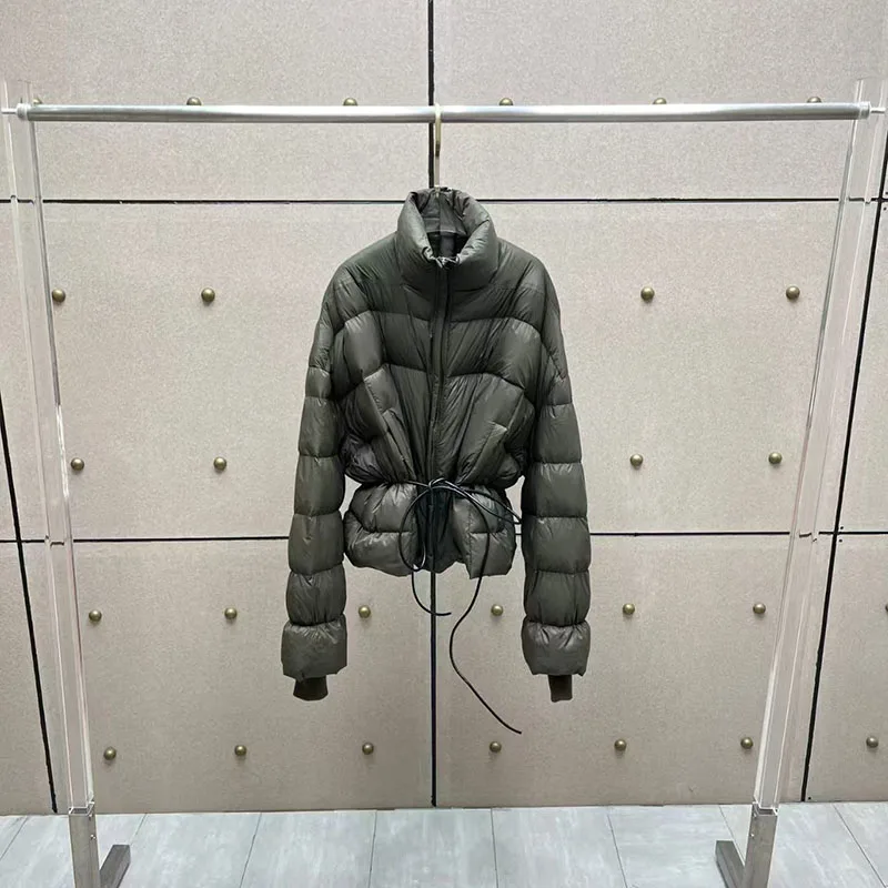 سترات نسائية شتوية جديدة 2025 برباط علوي فضفاض برقبة عالية سترة نسائية 90 بطة بيضاء مملوءة معطف سميك دافئ معاطف للأسفل