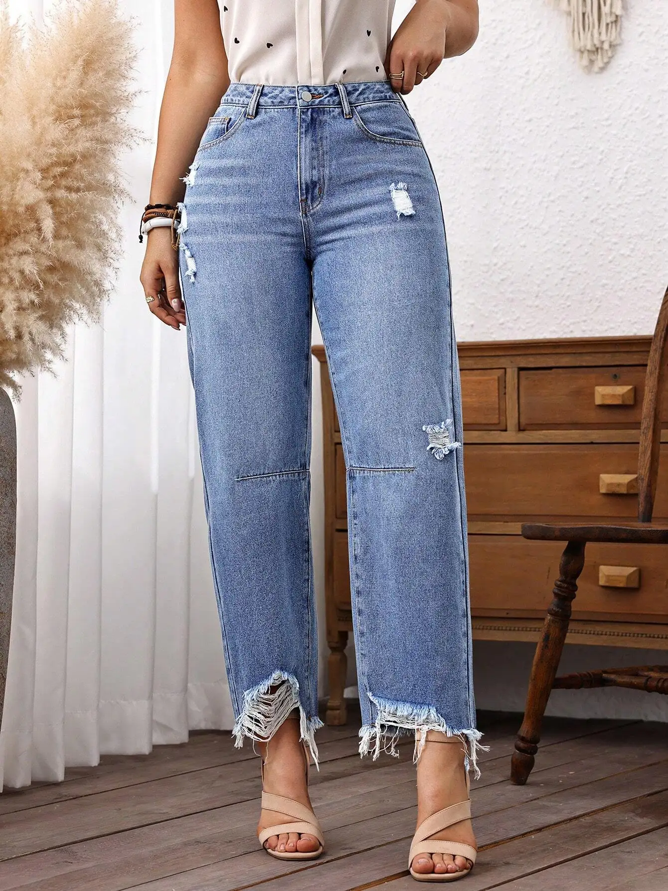 

Women's Distressed Raw Hem Straight Leg Denim Jeans for Casual Street Style