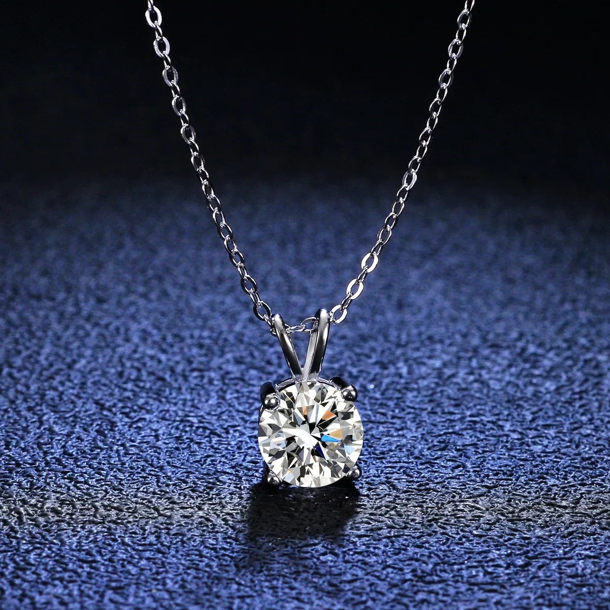 

Classic four-claw moissanite necklace women's D color 1 carat 925 silver mozzarella pendant necklace moissanite
