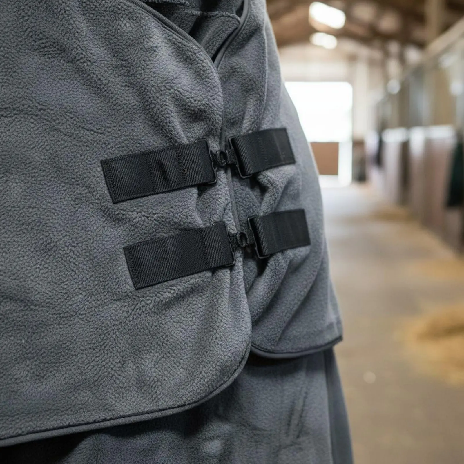 

Зимнее одеяло для лошадей из флиса, нежное для кожи, с защитой от натирания, влагоотводящее, для использования на улице, конные принадлежности