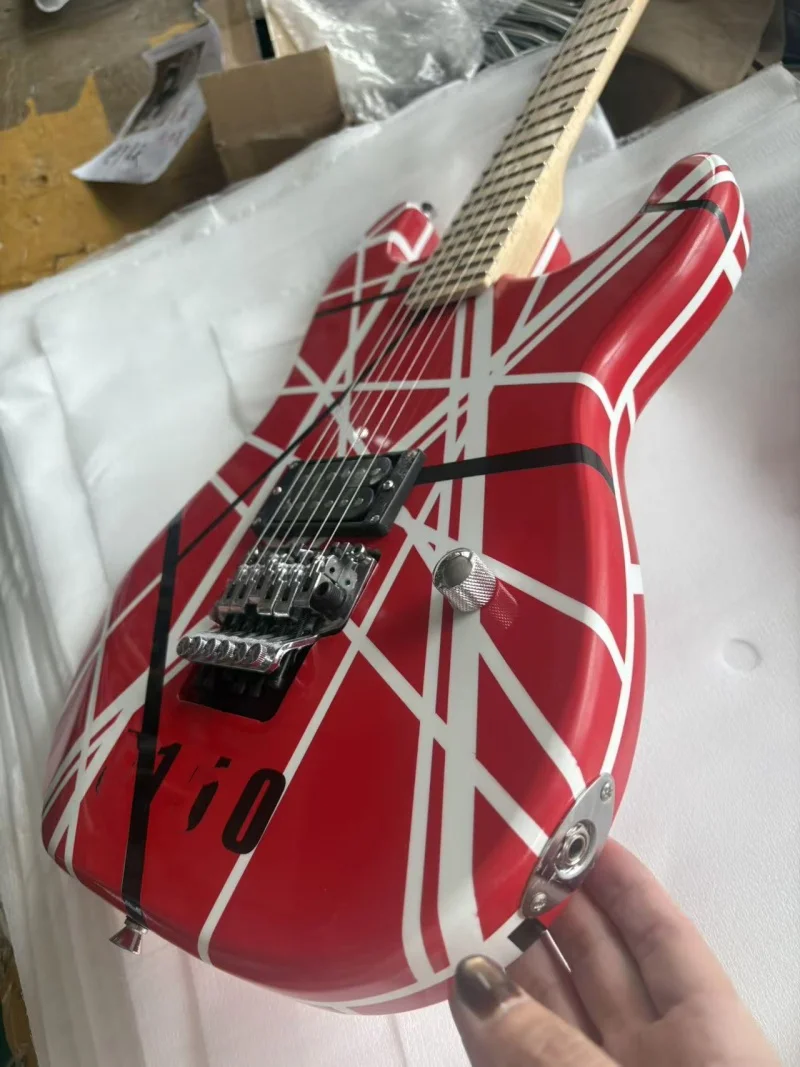 Free delivery 6-string guitar, maple neck, black and white trim strips, tremolo bridge, high-gloss finish, solid wood quality