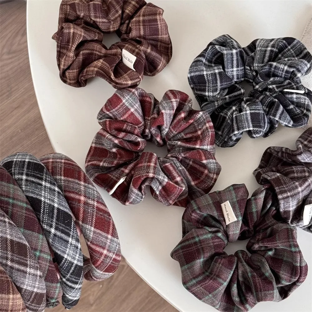 4er-Pack kaffeebraune Scrunchies, Retro Maillard Academy Style karierte Scrunchies, einfache, vielseitige karierte Haargummis, neue Haaraccessoires