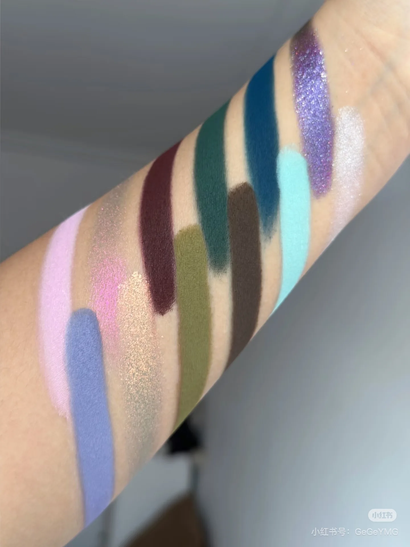 Paleta cieni do powiek HUAAXU Dionysus Dwanaście kolorów Delikatny połysk Matowy kameleon Kosmetyk do powiek