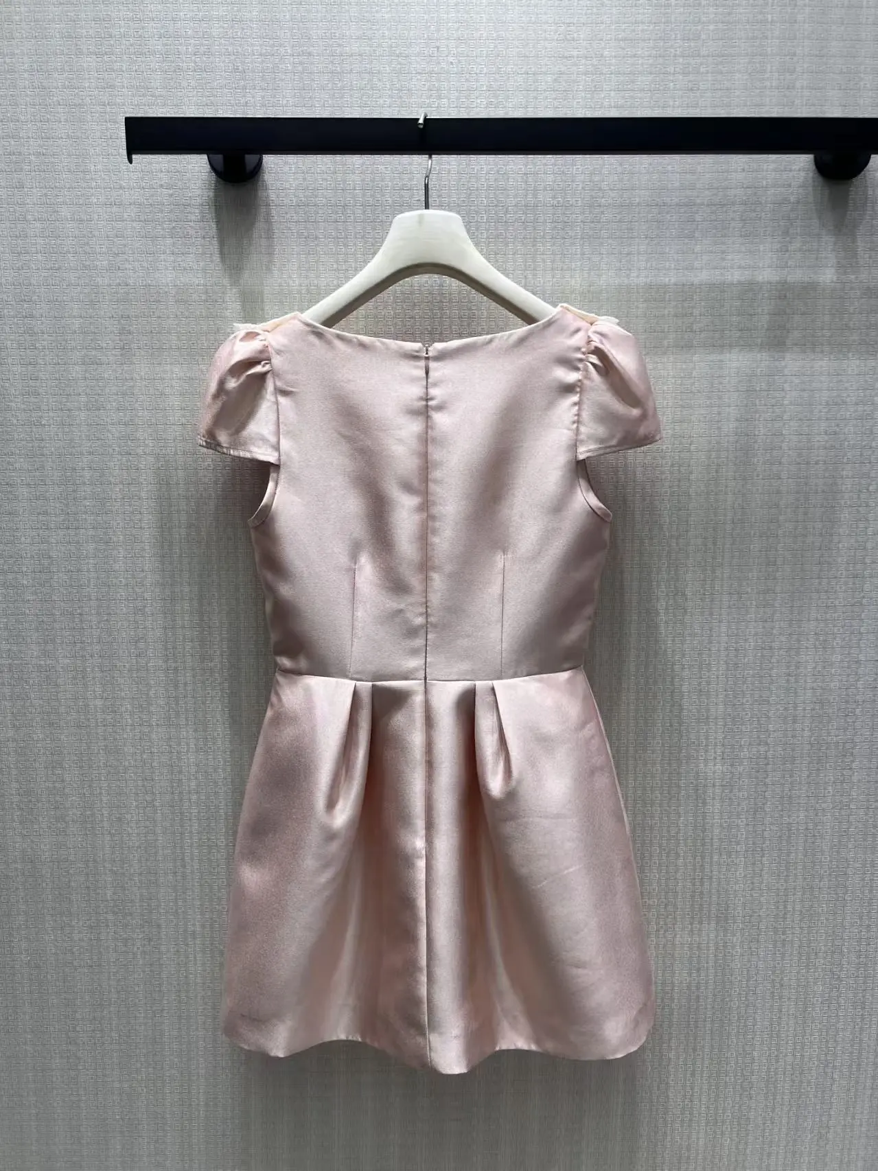 New doll collar dress with double layered lotus leaf lace and small fly sleeves, waist cinched, umbrella shaped, short skirt