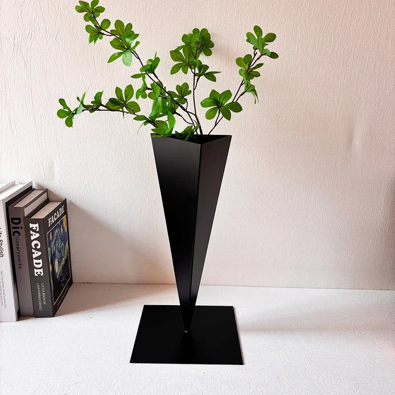 HYS modern triangular black wrought iron flower ware living room B & B hotel entrance decoration flower arrangement home