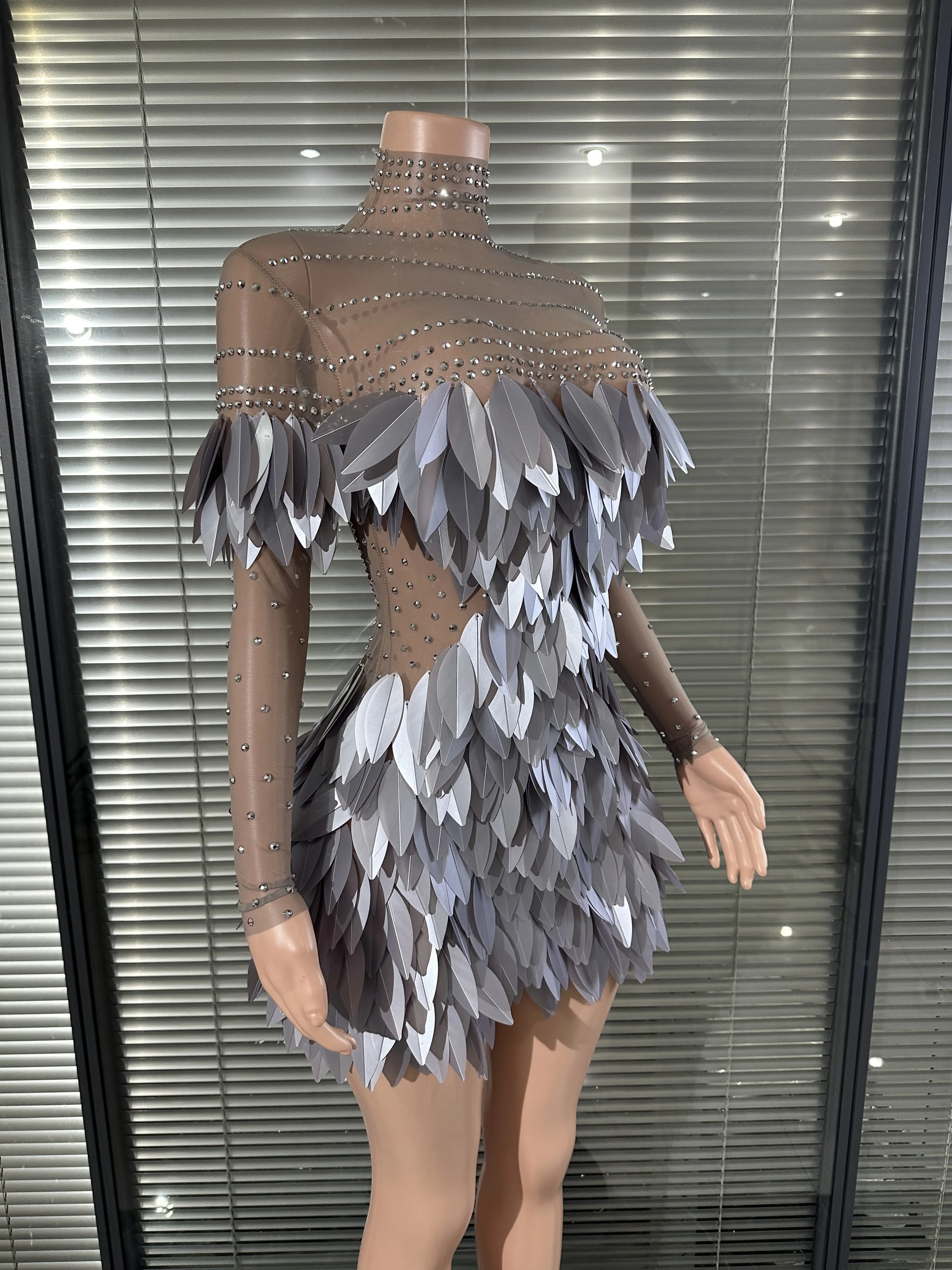 ハイネックのアバンギャルドなシアーストラップドレス、ラインストーン装飾、3Dシルバーグレーの葉っぱのようなレイヤードテクスチャ、ランウェイショー、ステージパフォーマンスに最適