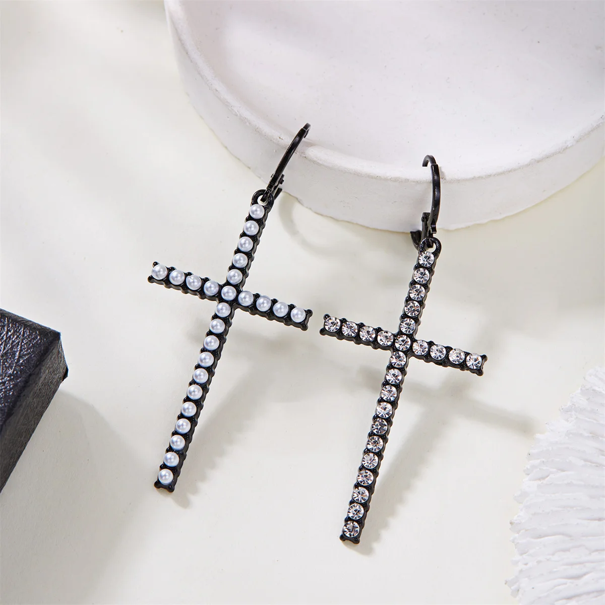 Pendientes minimalistas de moda con forma de cruz de perla de imitación de circón para mujer, aretes colgantes de cruz de Jesús gótico Punk, joyería de fiesta