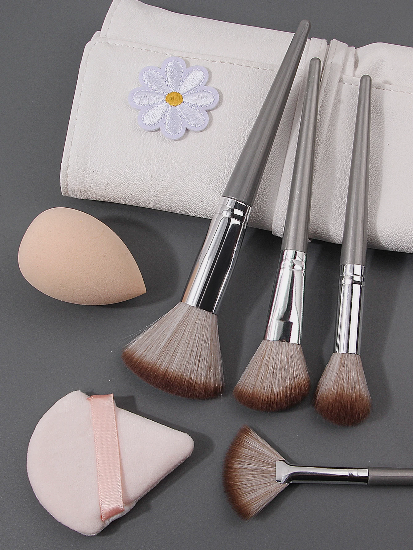 The 19PCS high-quality makeup brush set includes a multi-purpose facial brush, a soft sponge egg powder puff and a strap bag