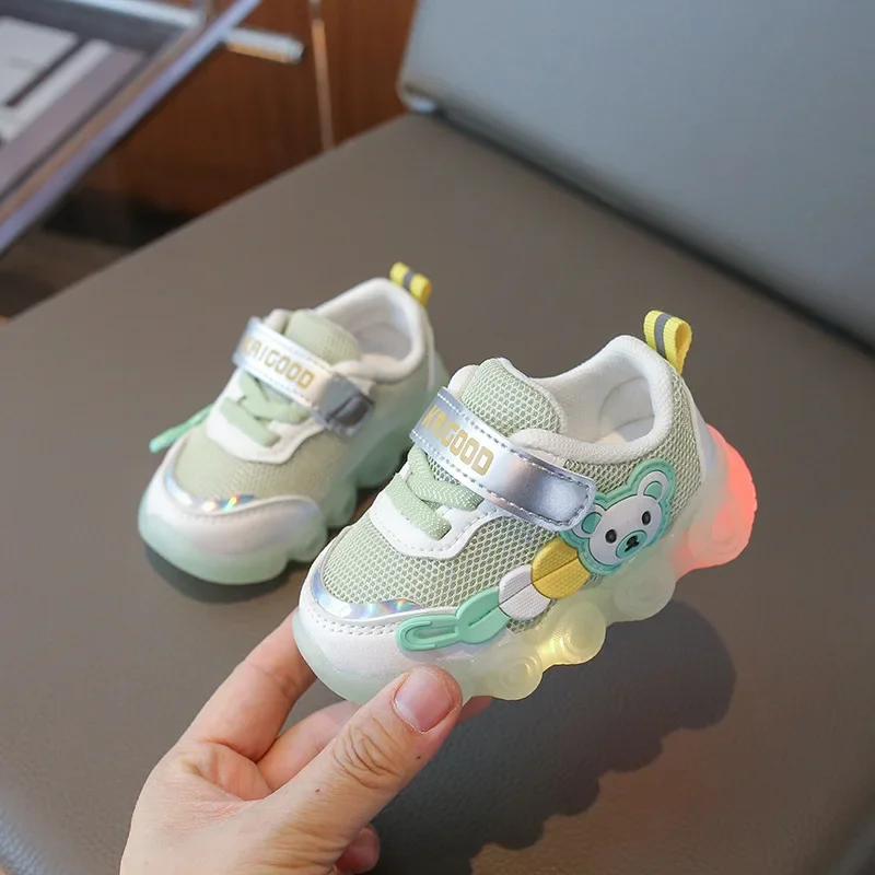 Sepatu menyala LED anak-anak, sneaker kasual untuk bayi balita perempuan musim gugur 2024