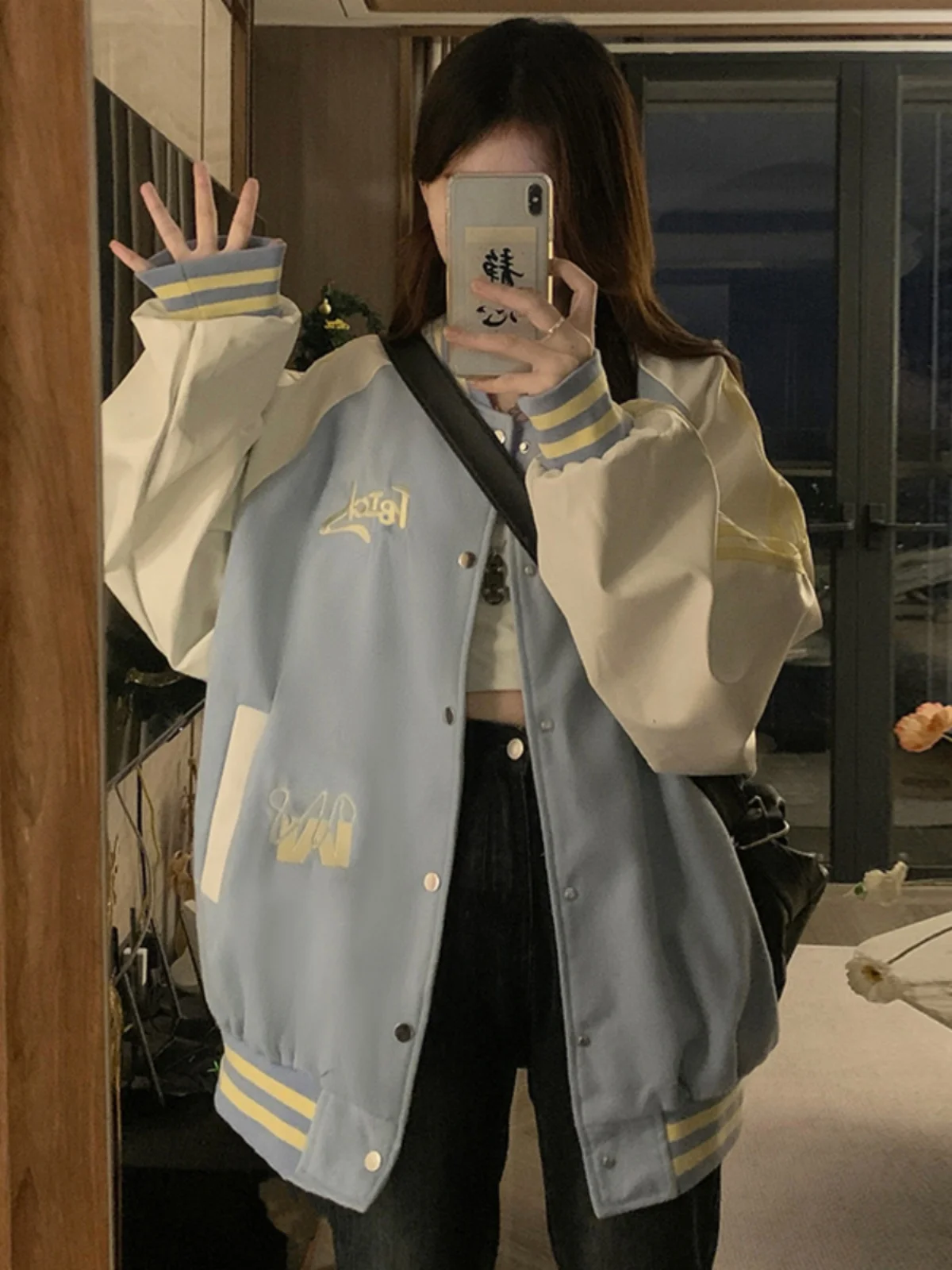 

Женская зимняя легкая куртка-анорак из шерпы темно-синего цвета с декоративными вставками и круглым вырезом, удлиненная, с эффектом объемности