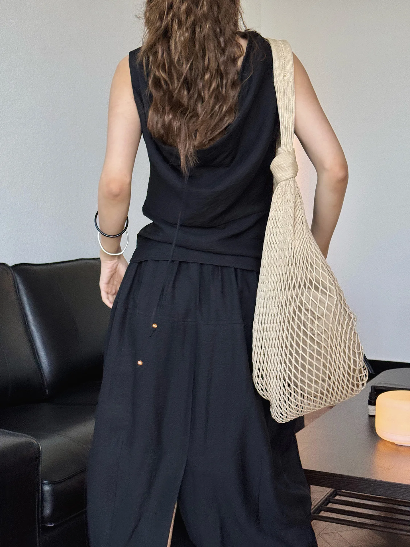 Camiseta feminina clássica branca preta elegante sem saia