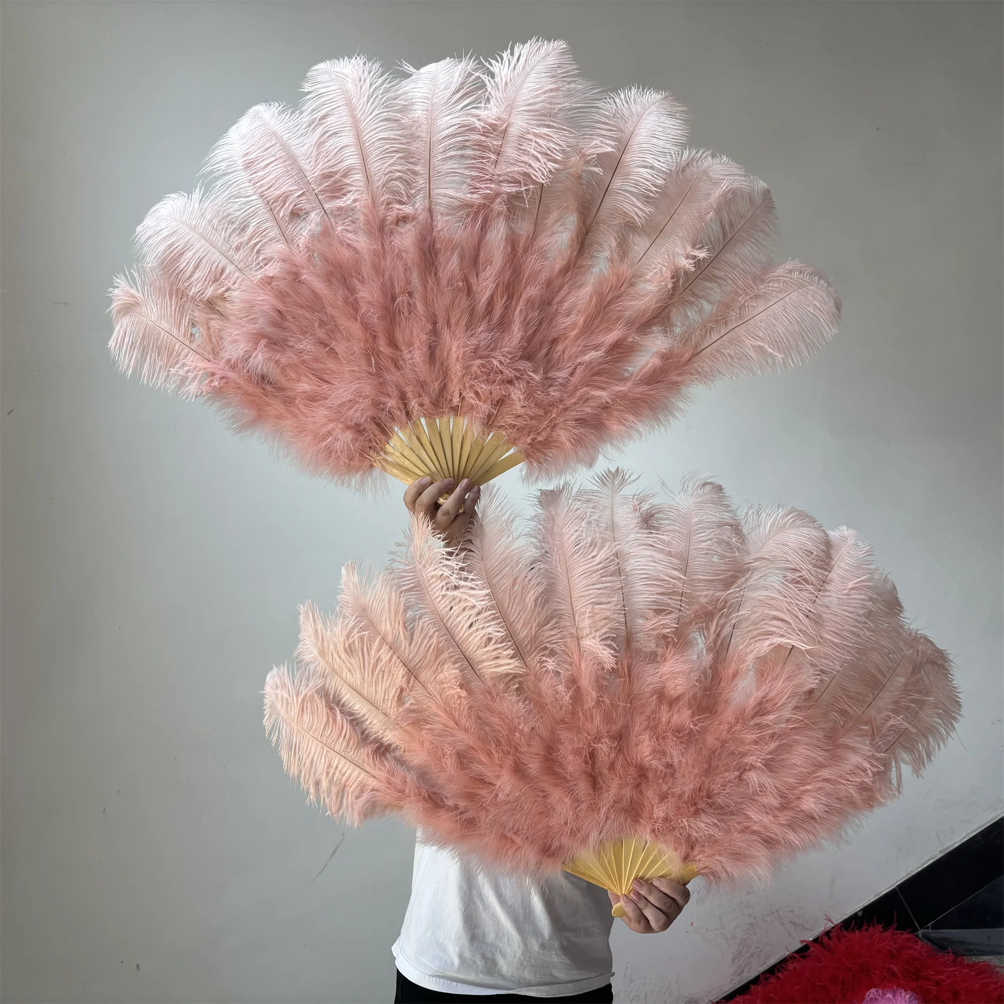 

Customized Colorful Ostrich Feathers Fan 60*100CM 13 Bone Handheld Dance Performance Feather Fan for Party Carnival Stage Props